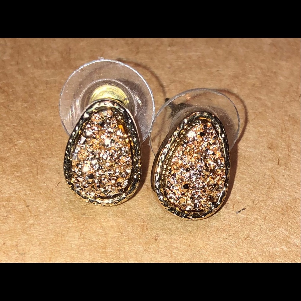 Stud gold stoned earrings